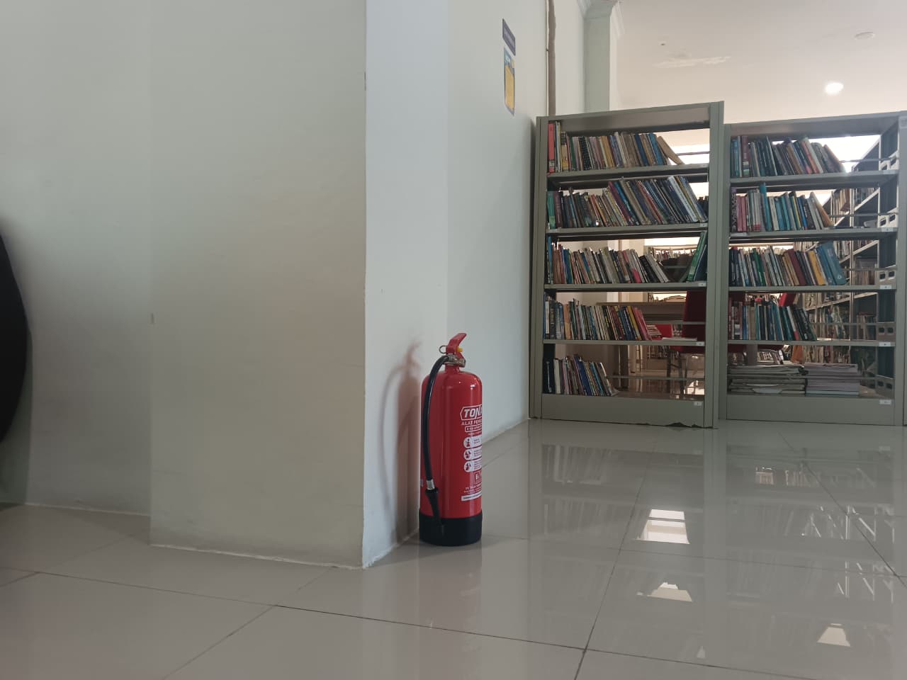 Waspada Api di Balik Rak Buku: Strategi Pencegahan Kebakaran di Perpustakaan Berdasarkan Pedoman Perpustakaan Nasional Republik Indonesia