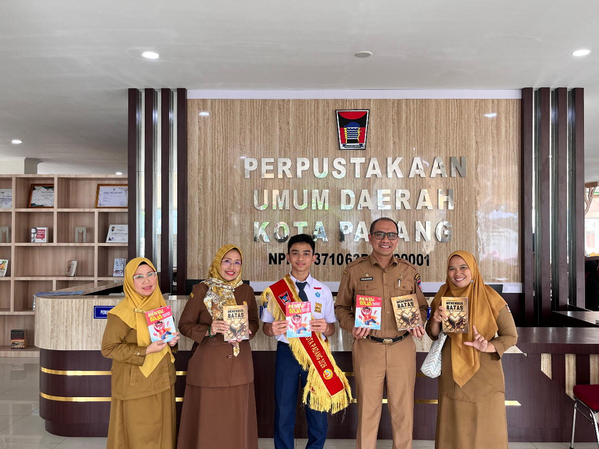 Wali Kota Cilik Padang Muhammad Alkhalifi Hakim Hibahkan Karya Pribadi ke Perpustakaan Umum Daerah Kota Padang
